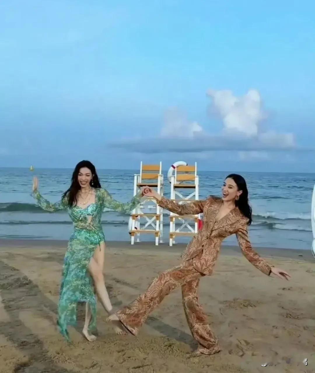 宋佳钟楚曦在海边这是彻底放飞自我了吗，两个大长腿美女在一起，身材简直绝了​​​