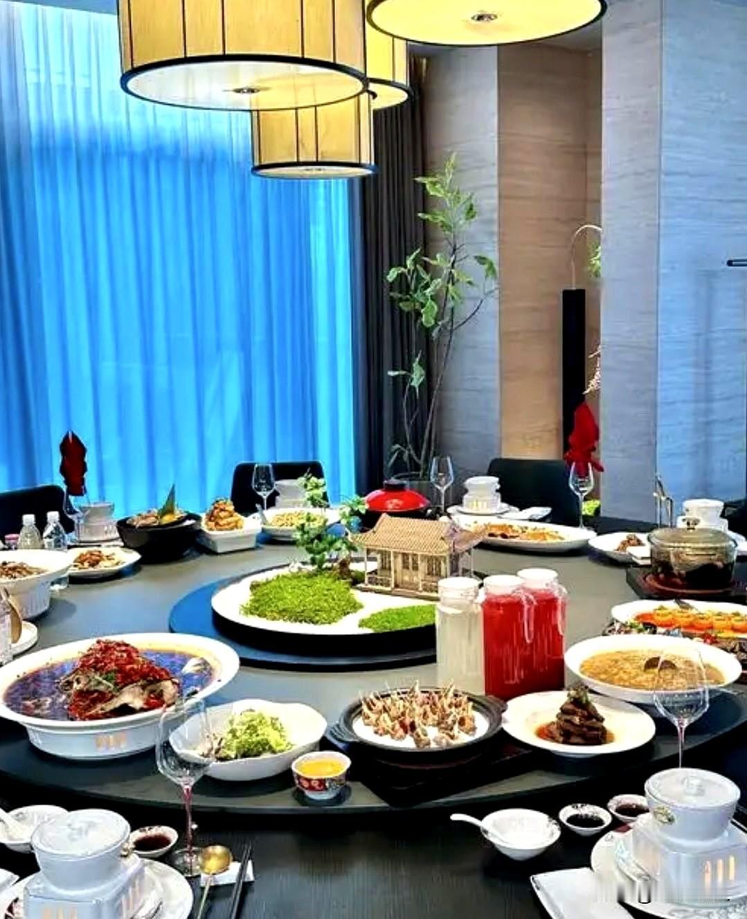 今天去赴宴，桌上全是女士，就我一个男的。又安排来一个半大老头。桌上的两包中华烟