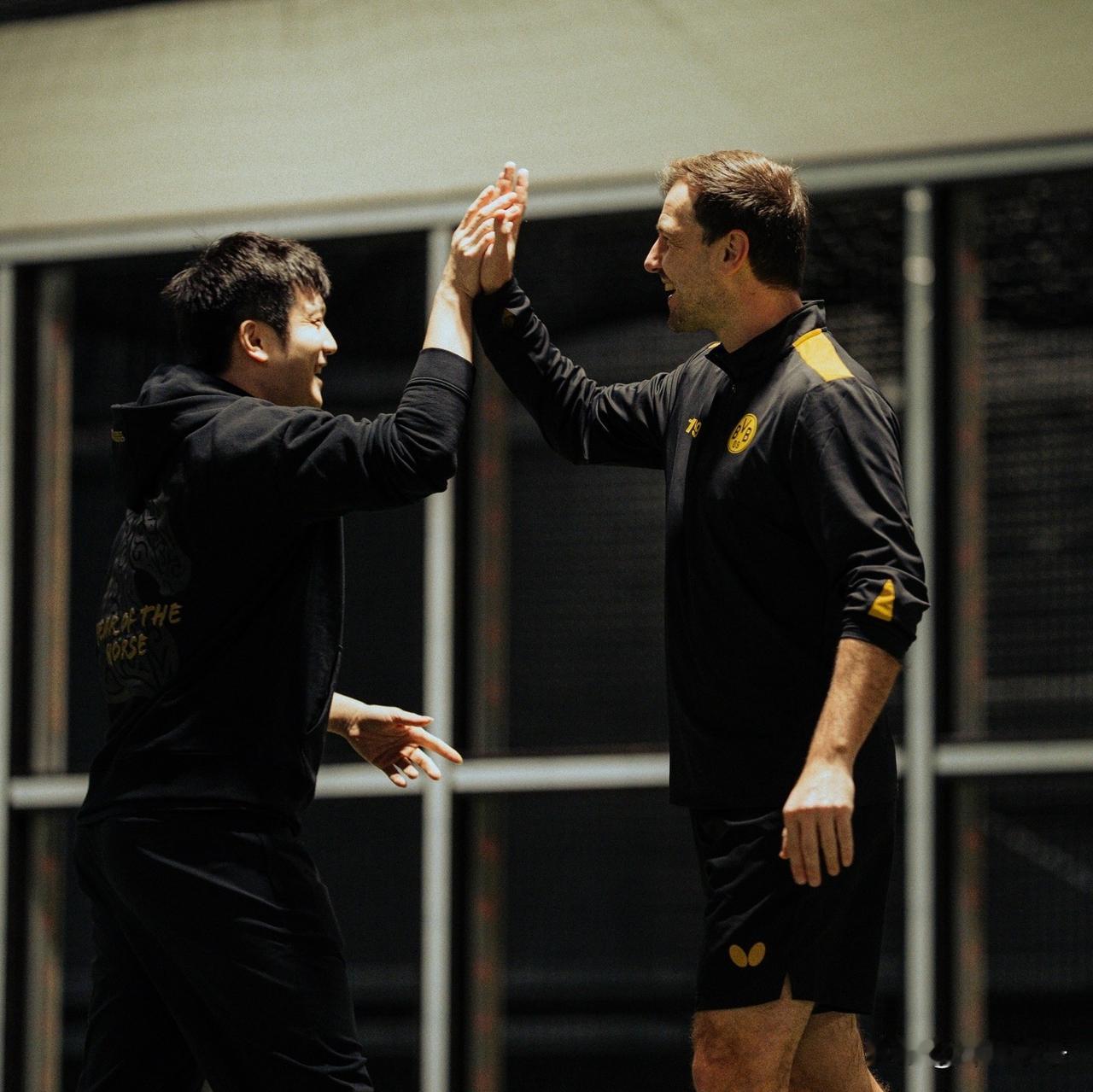 真正为体育而生的樊振东！樊振东是足球天才、乒乓球天才，是全方位的天才。我们的