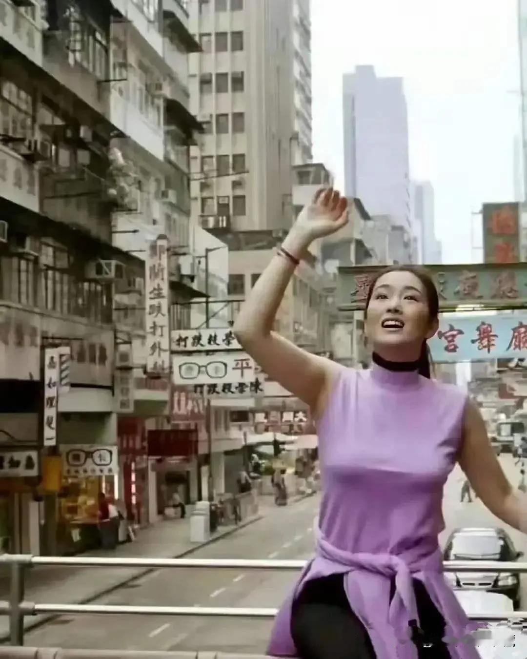 一直以为巩俐是见过大世面的国际巨星，原来早期的巩俐也和我们一面，第一次来到大都市