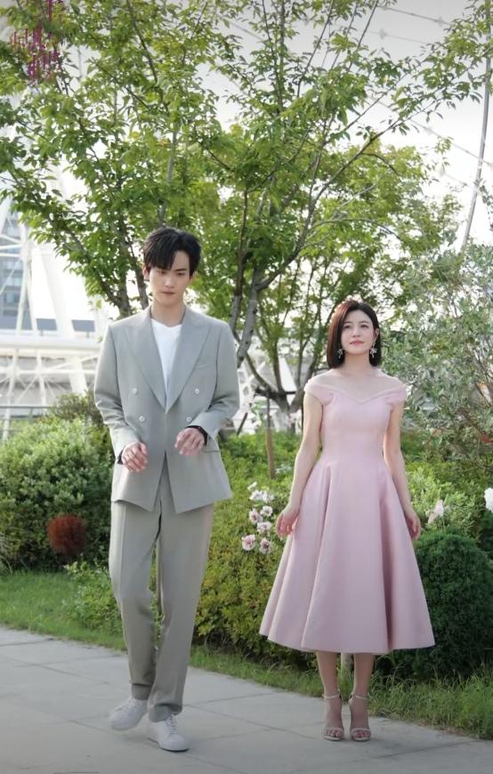 陈妍希周柯宇同框跳舞，把我看傻眼了……不得不说，两人的舞跳得真默契，每一个动