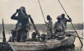 1944年，一支游击队因叛徒告密被400多日伪军围困在太湖孤岛上。50多人的队伍