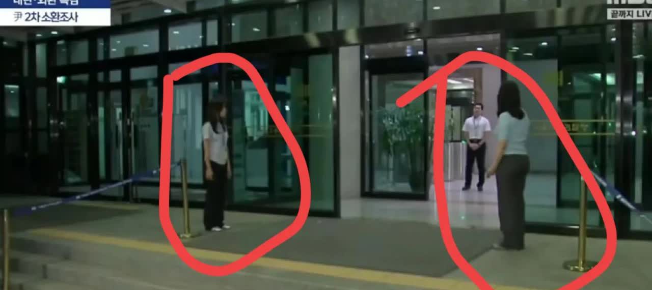 韩中央地方法院门口站的这么周正的两位美女，我一直以为是迎宾姐姐。直到尹锡