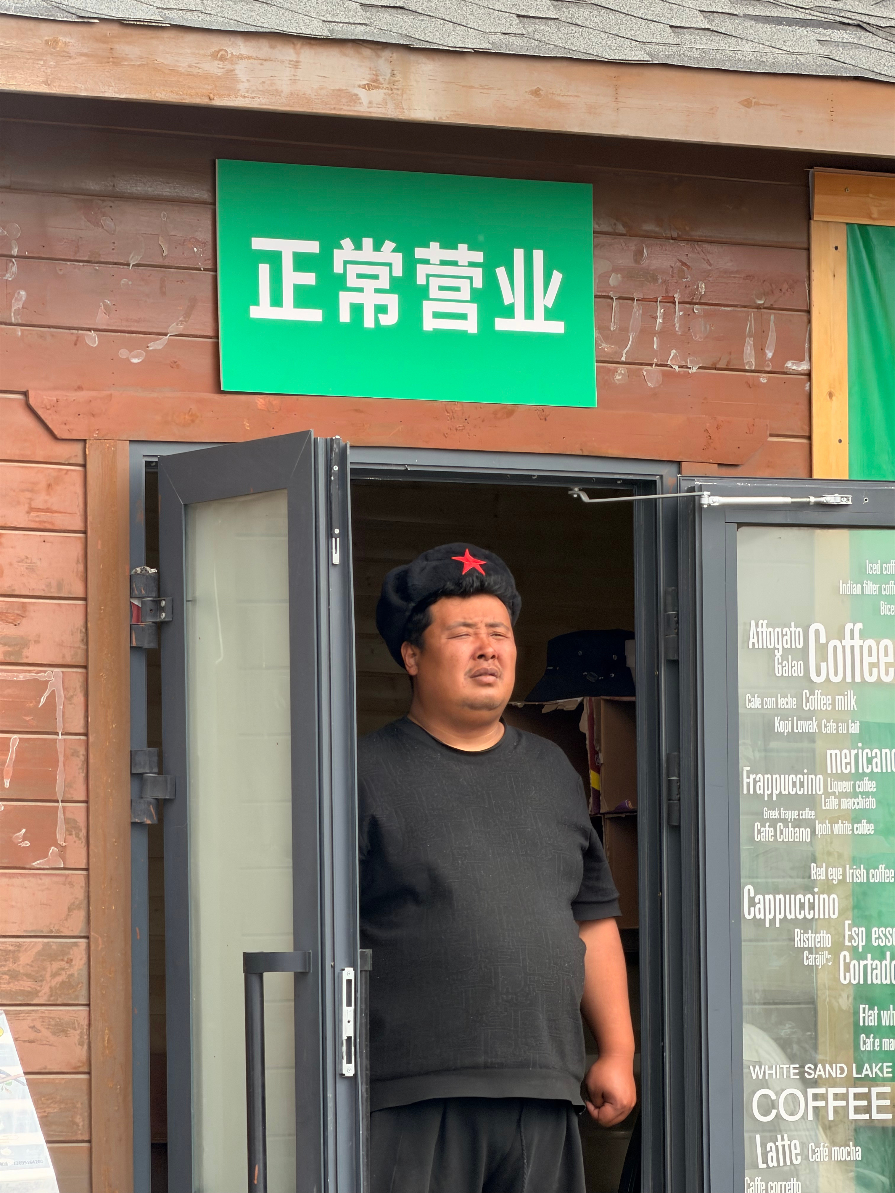 买牛肉面这大哥的帽子挺好看​​​