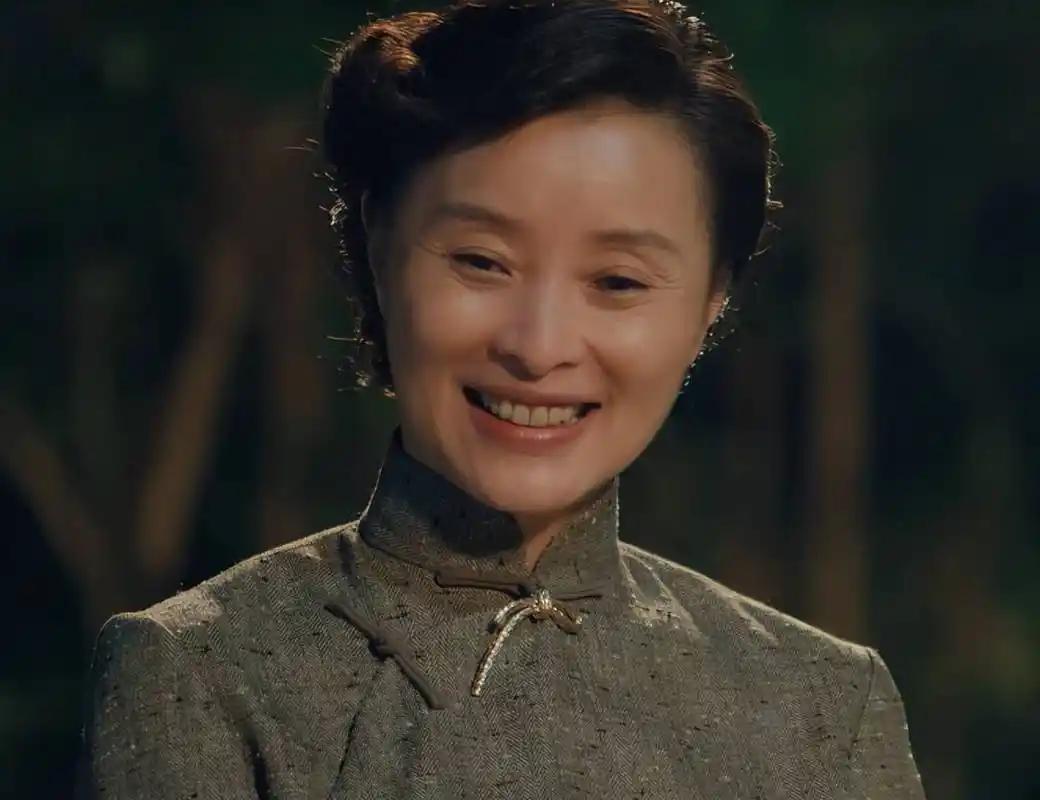 陈建斌这个表情，真的太耐人寻味了。很多人第一反应是，他是不是后悔当年离开吴越，后