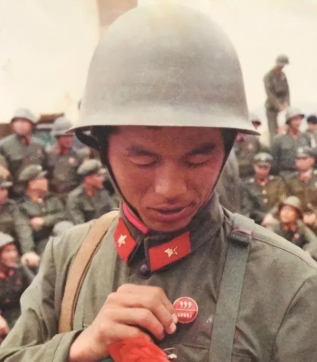 1986年，中越边境老山，一位战士要上211高地。临行前军长敬他茅台酒，师长把自