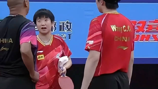 孙颖莎场边不是小嘴叭叭就是邹巴巴