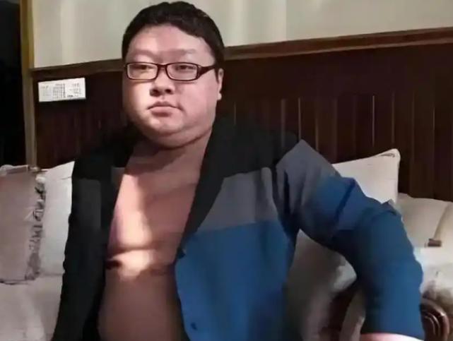 要是有人告诉你，当年在重庆呼风唤雨的那位“大人物”的亲儿子，现在就挤在九龙坡