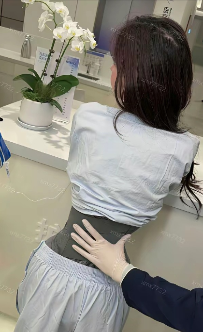 韩安冉又作妖了，她把肋骨软化了，做出这种折角腰，腰只有巴掌大，却连健康都不要了。
