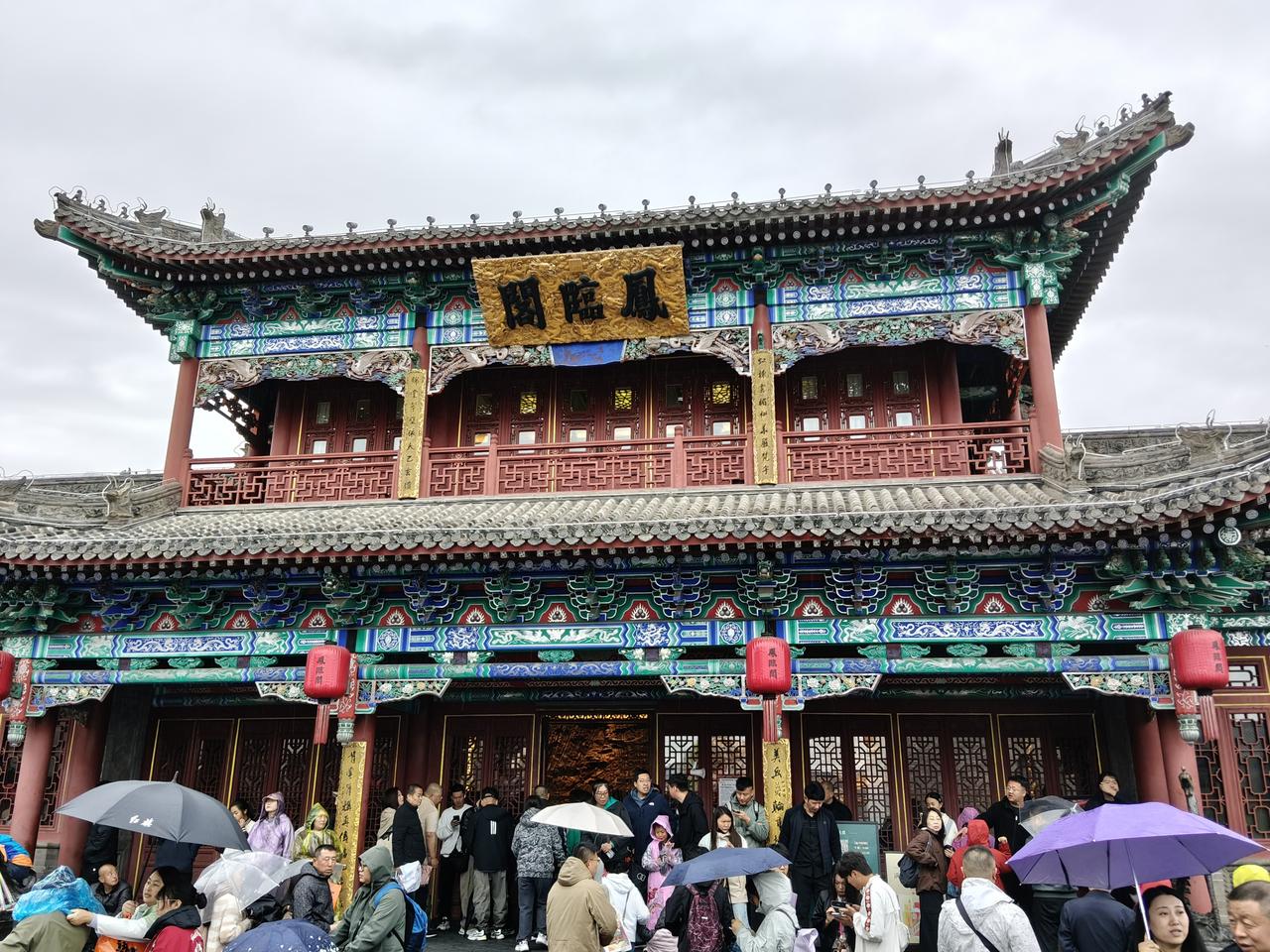 到了大同就是逛吃逛吃今天上午大同下起了小雨，不影响逛街吃美食，古城里人少了许多