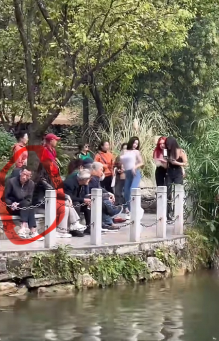 这位大爷是怎么了？？？