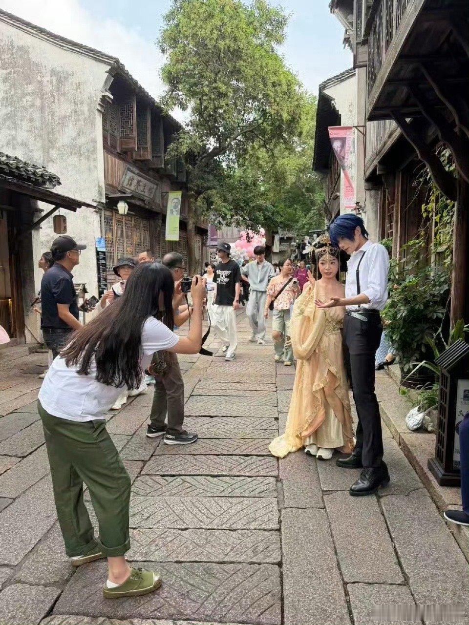 纸片人男团惊现戏剧节一人之下的角色们走出屏幕来到古镇，和游客零距离接触，拍照、