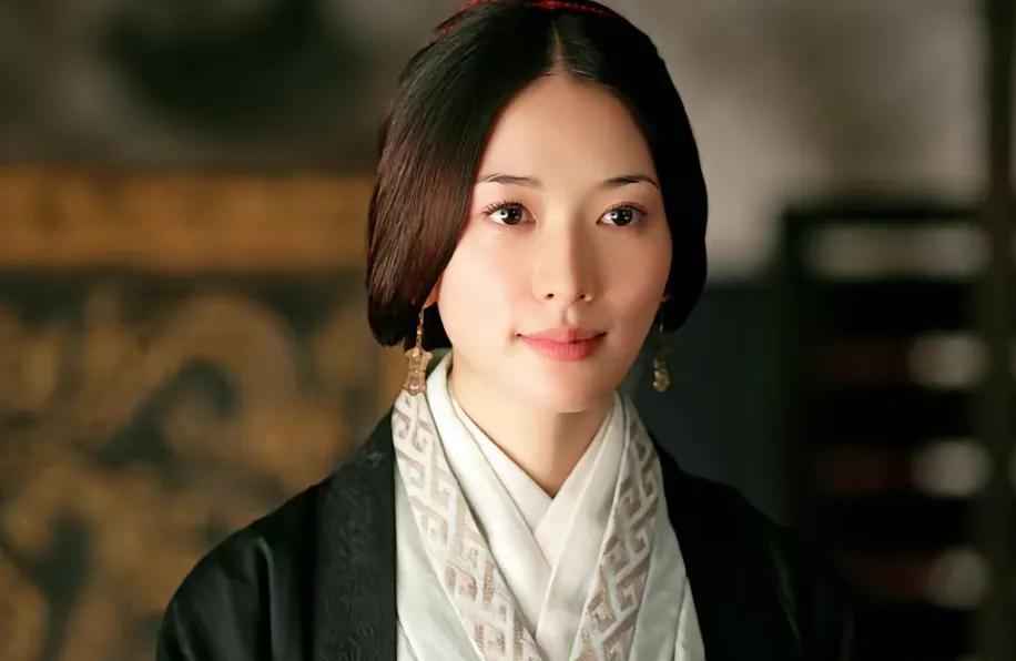 255年，孙权的小女儿孙鲁育被判斩首，行刑前，她质问姐姐：“孙鲁班，我跟你是一母