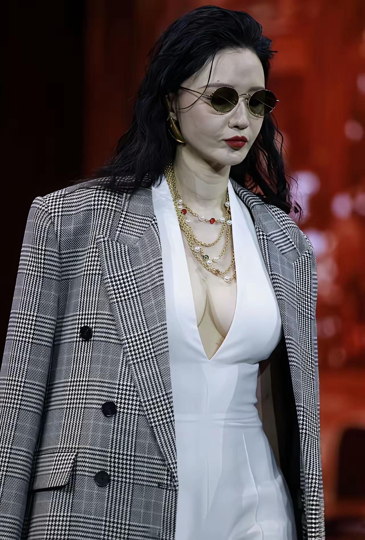 岁月犹如一把无情的杀猪刀，任你如何折腾，终究难逃它的“屠戮”。美女张萌也已步入