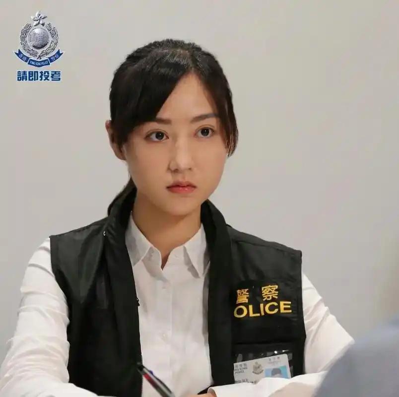 万圣节兰桂坊，一位执勤女警因神仙颜值火出圈！网友惊呼“靓过明星”。她叫梁凯程，是