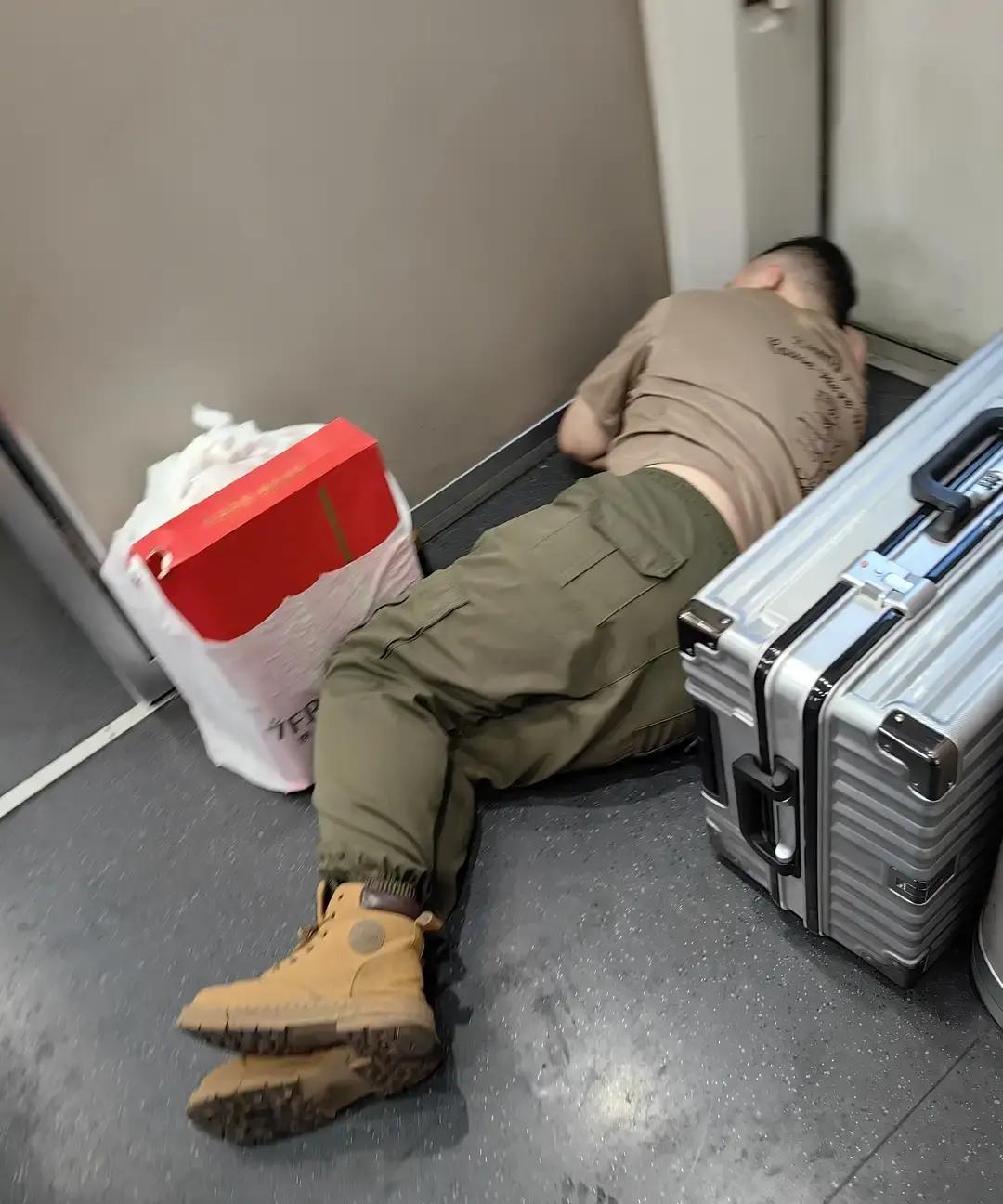 腊月三十的G1022次高铁，到那段，一个24岁打工小伙没抢到座票，蜷在车厢连接处