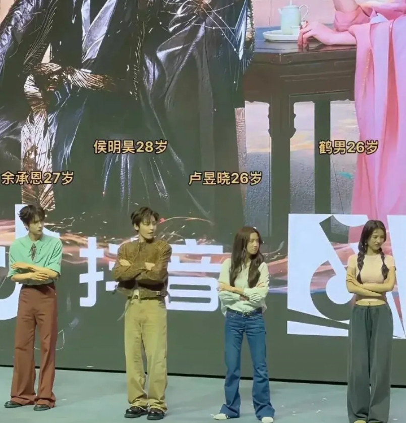 满大街都穿这种裤子,感觉现在人的审美都下降了。