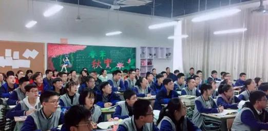 大家可能会疑问：学校里，老师为什么不拉一把学渣呢？网上有句很火的话：让花成花，