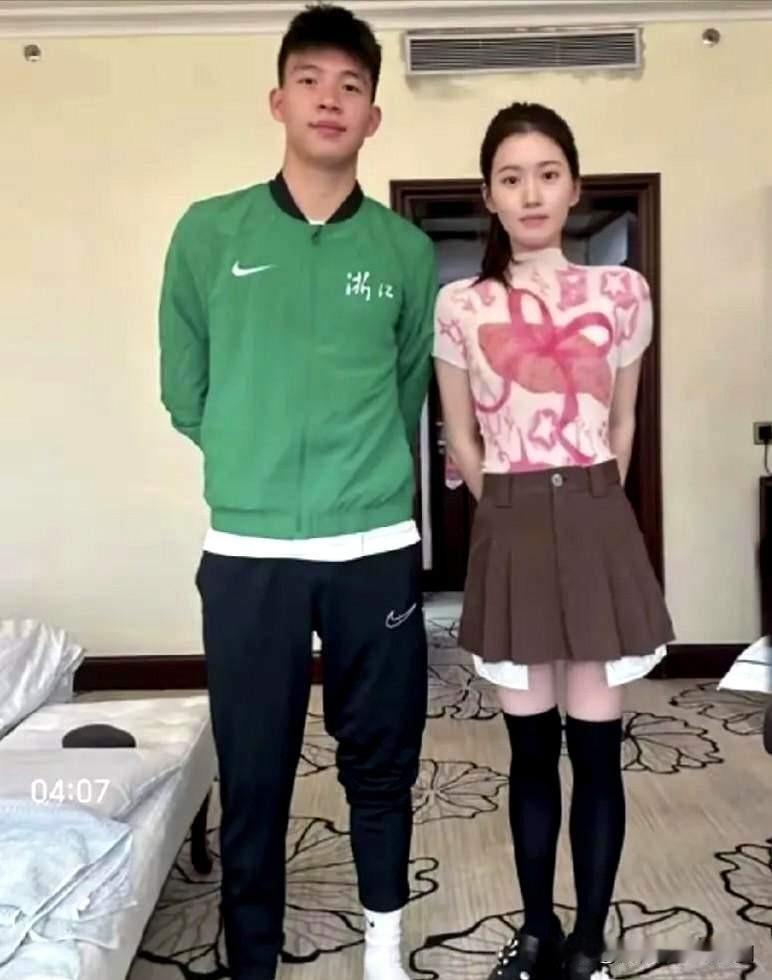 真没想到，王钰栋的亲姐姐竟然如此惊艳！照片中，姐姐身穿粉色印花上衣，搭配棕色百褶