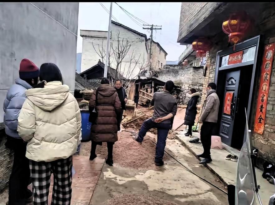 大伯母被家暴几十年，随时随地，儿女不敢管，亲戚劝不动。儿子结婚当天婚宴上大伯父