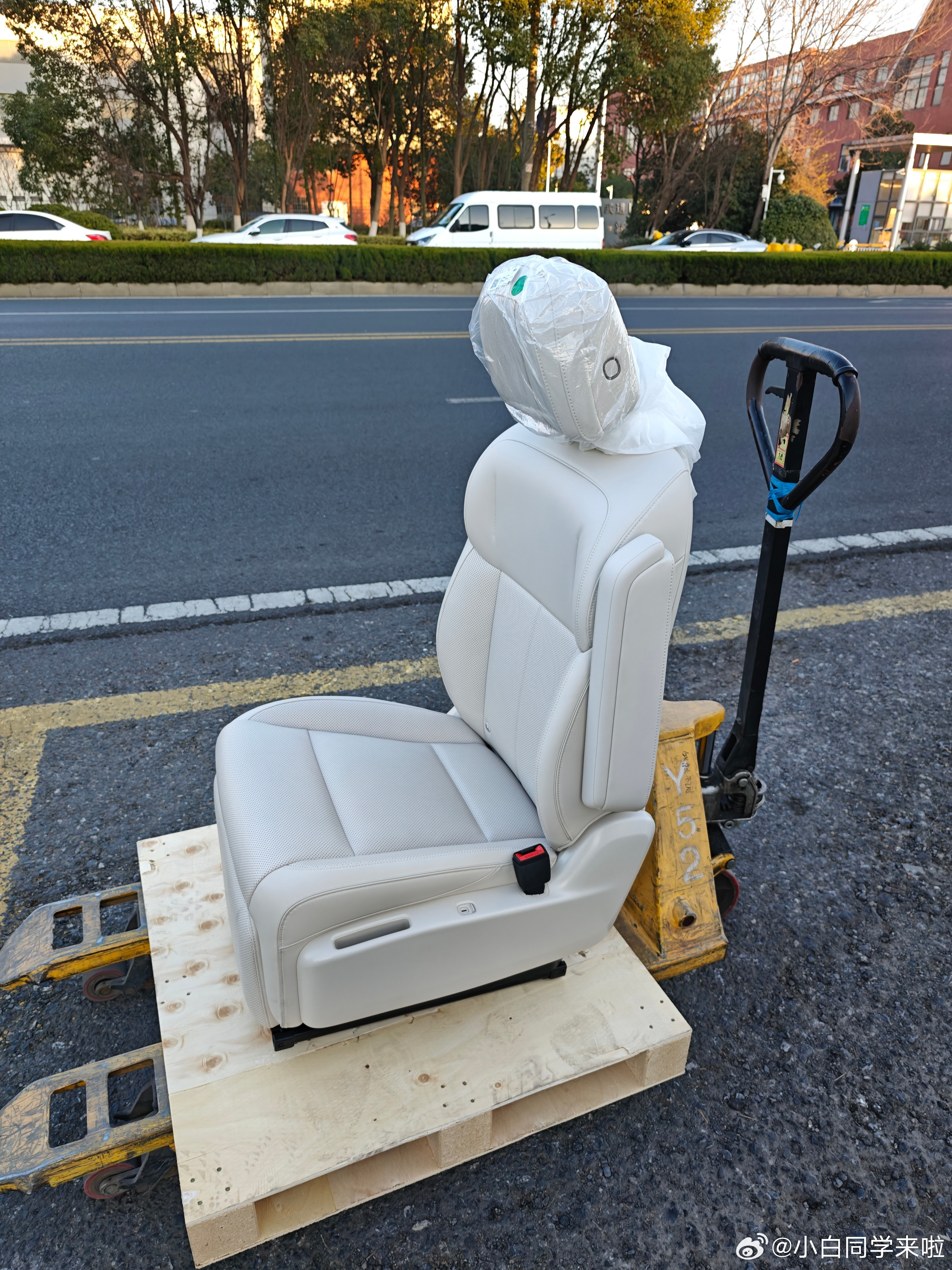 图一到图三疑似理想接下来新车型要上的座椅，大概率是9系旗舰产品的二排座椅。可