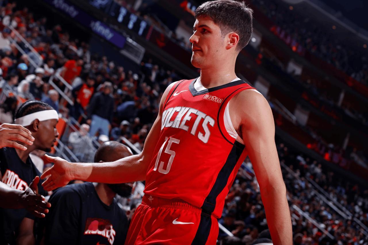 谢泼德到底怎么得罪乌度卡了啊？要是手感不好，被DNP也就算了，今天第四节明显手