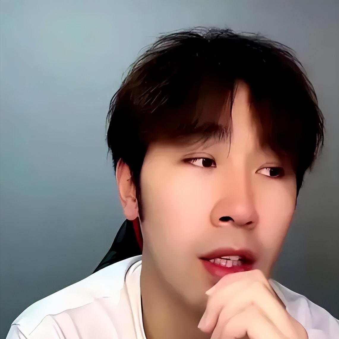 闫安太敢说了，直播时爆料，樊振东的智商不是一般的高，之前跟小胖打牌，自己手