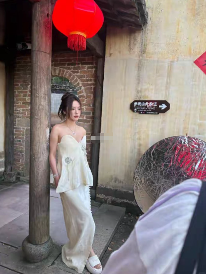 没想到她现实生活中那么娇小啊，还以为会很高挑​​​