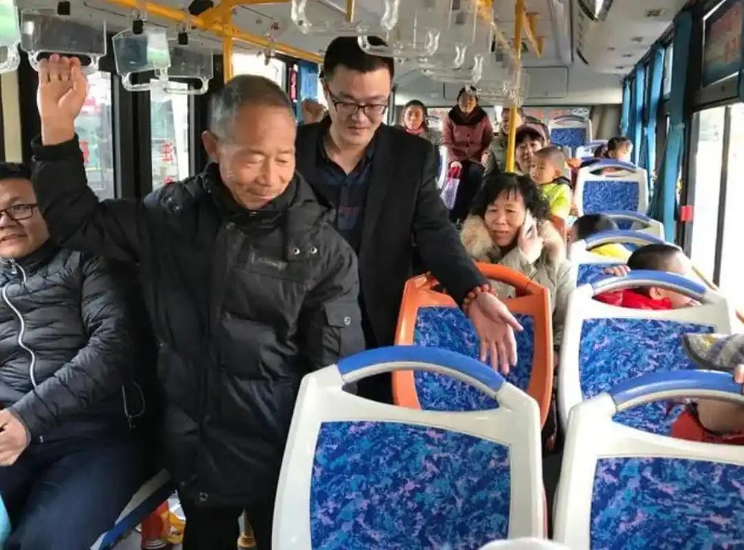在公交车，该给老人让座吗？在公交车上，“让座”这个话题，总能引发激烈的讨论：