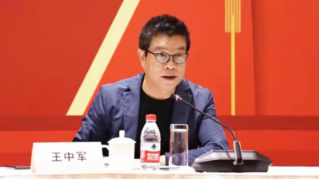 2013年，记者采访马云时，问了一句:“您觉得王中军是什么样的人？”马云毫不客气