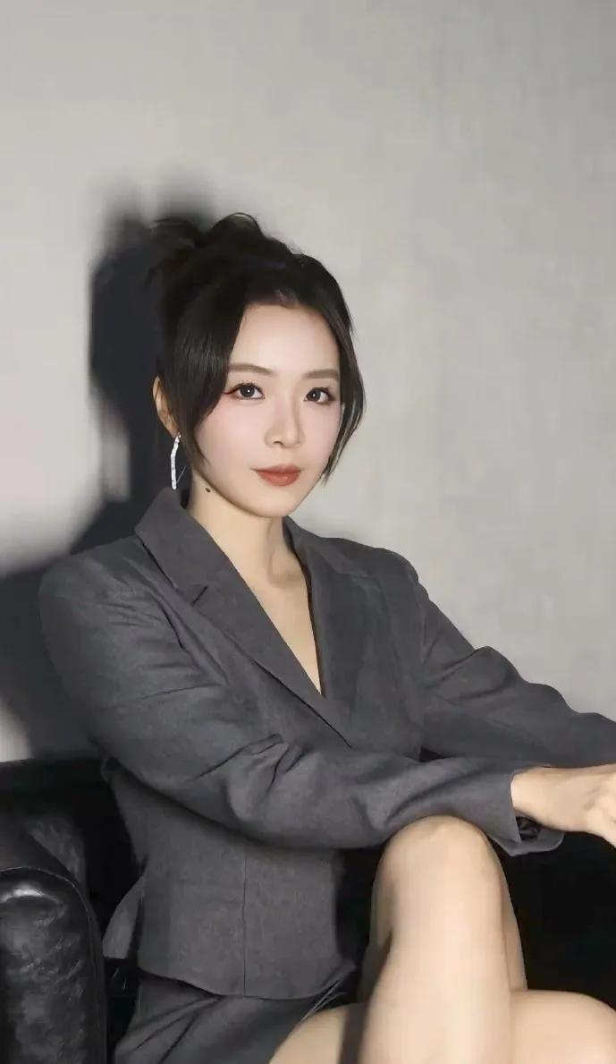 余霜这西装造型杀疯了！这腰这腿是把超模基因焊身上了吧余霜的西装穿搭直接美到