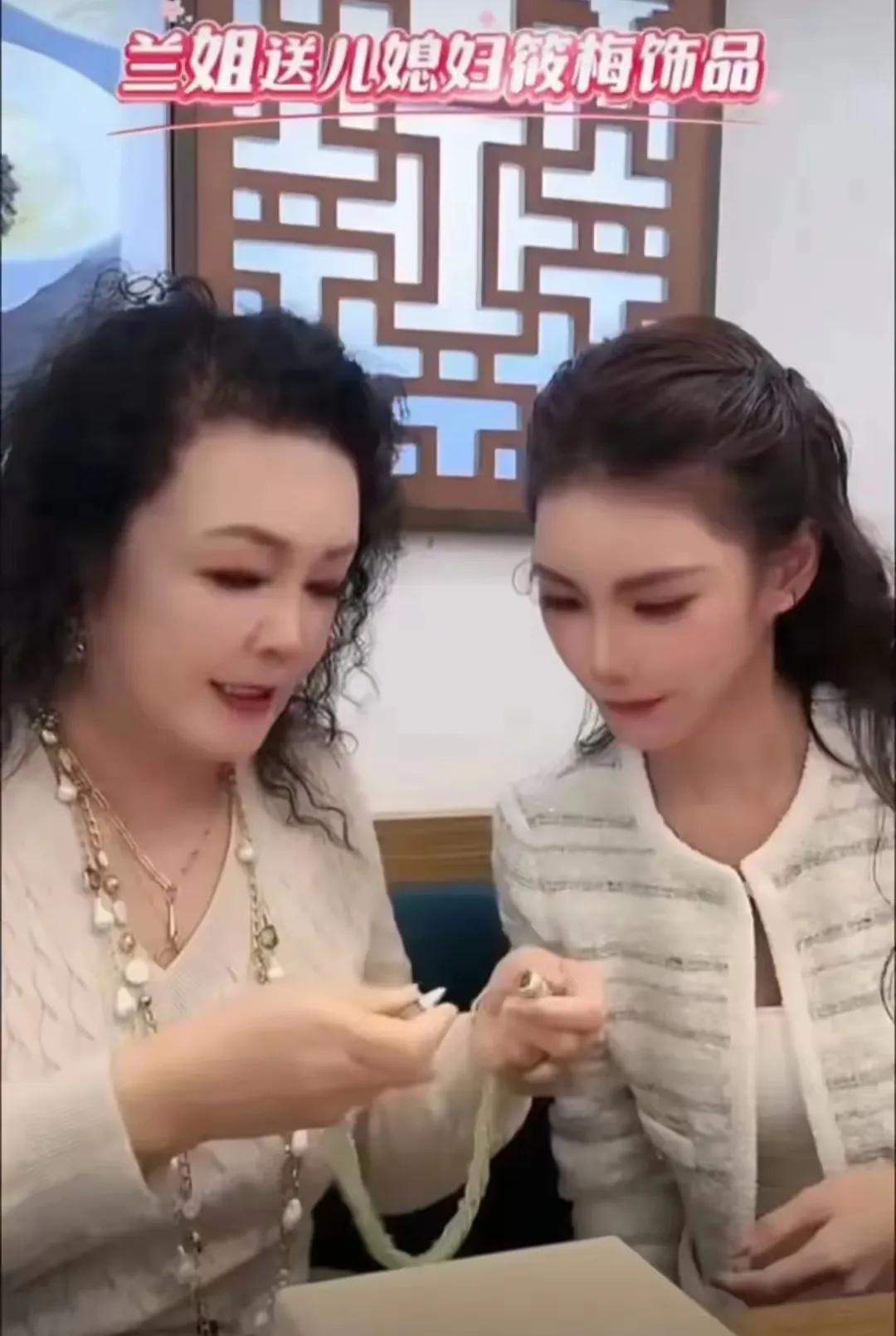 全网都在骂张兰？看看这个“顶配婆婆”的硬核操作！都说婆媳关系是千古难题，但你看