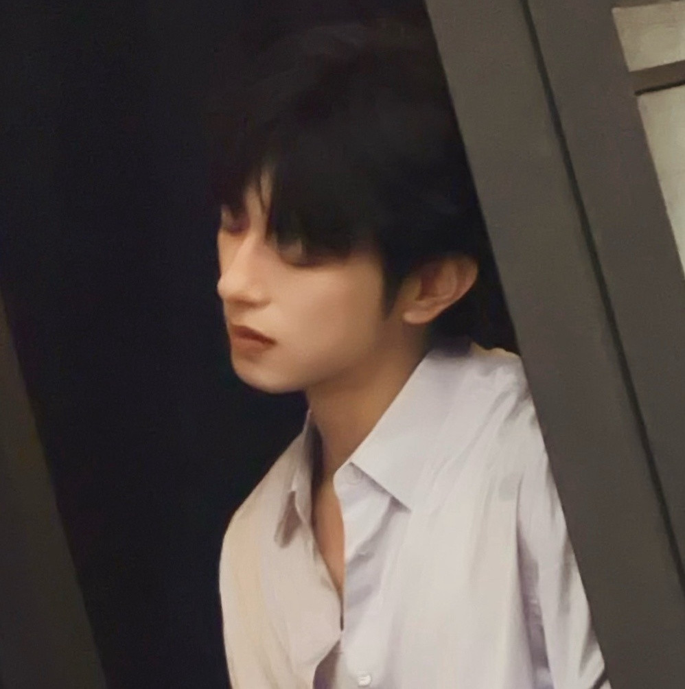 被太阳晒会闭眼，还有……也会闭眼​​​