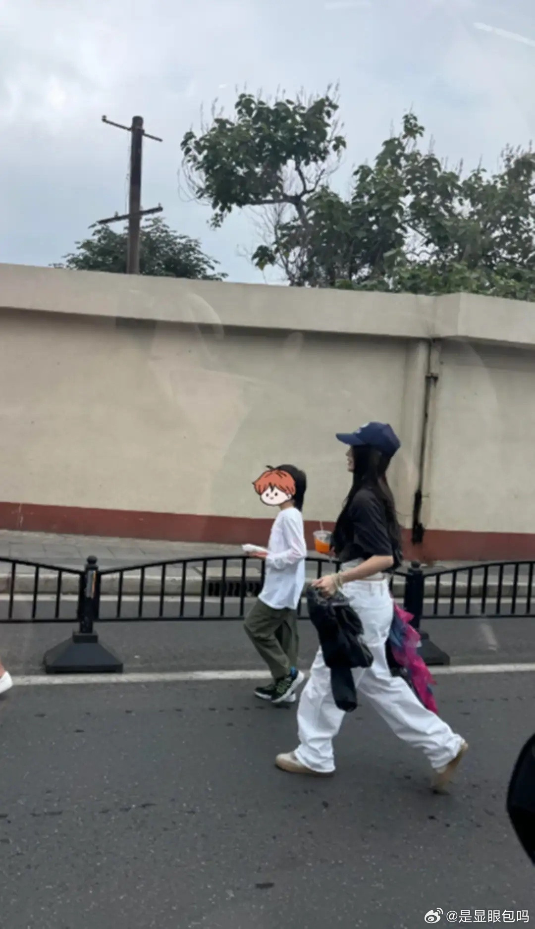 baby杨颖带儿子玩真人CS，本人比想象的还瘦，脚踝比9岁儿子的还要细