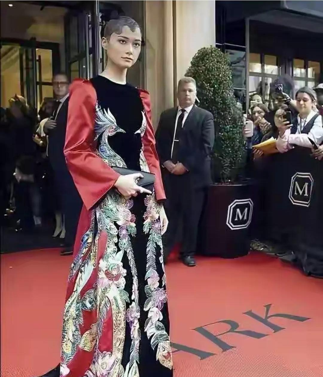 戛纳这一记背头，扇疼了多少“传统审美”的脸？李宇春根本不是转型，她是在完成一场