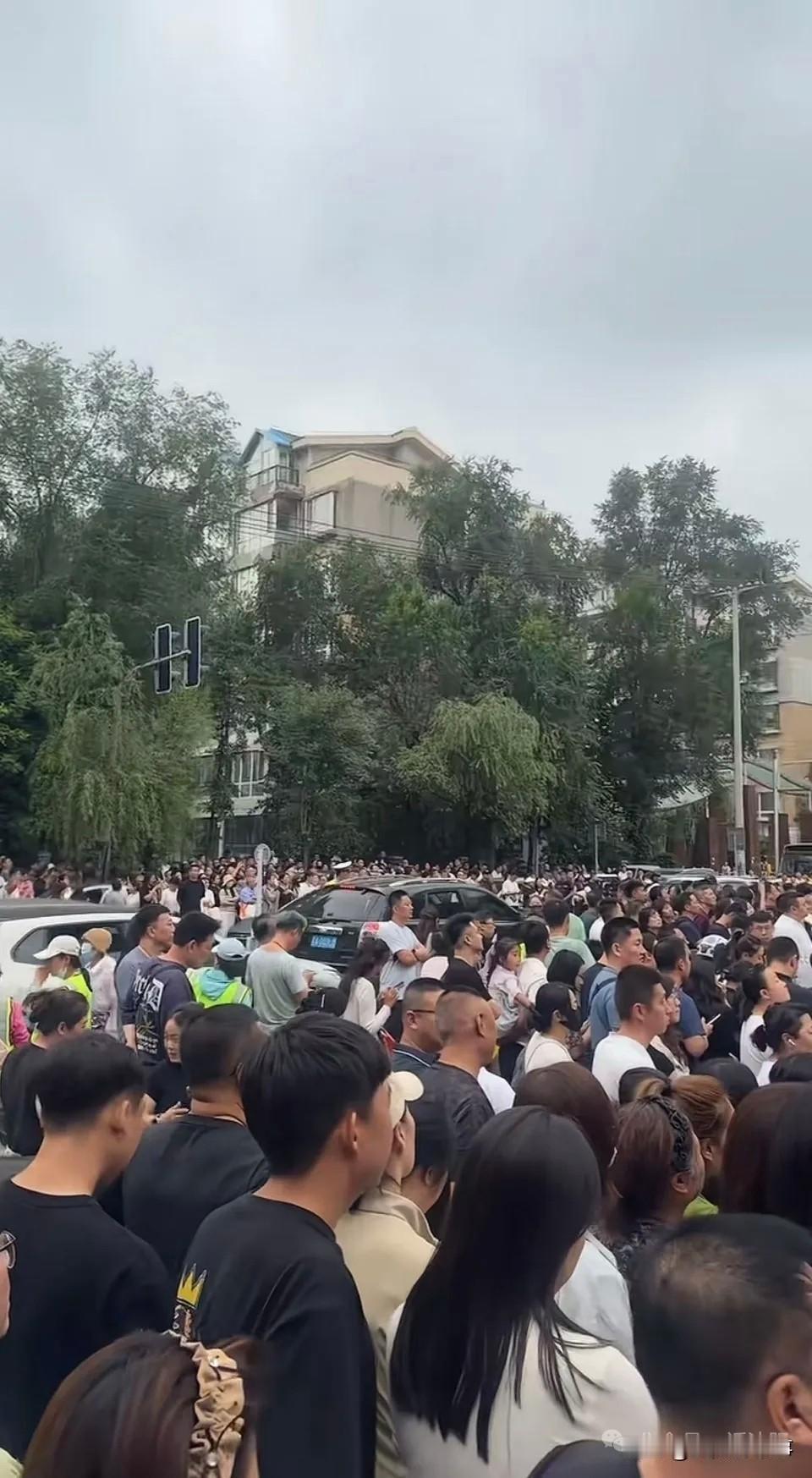 某地初一居然设置62个班、3000多名学生！初中盲目扩招，真的该叫停了！今