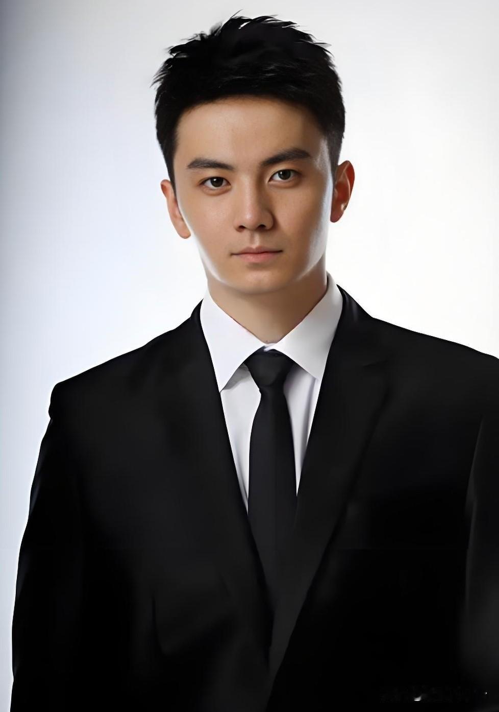 我敢说，电视剧《依依向北风》最帅的，就是演员铁政了，就他演的王潇一出场那