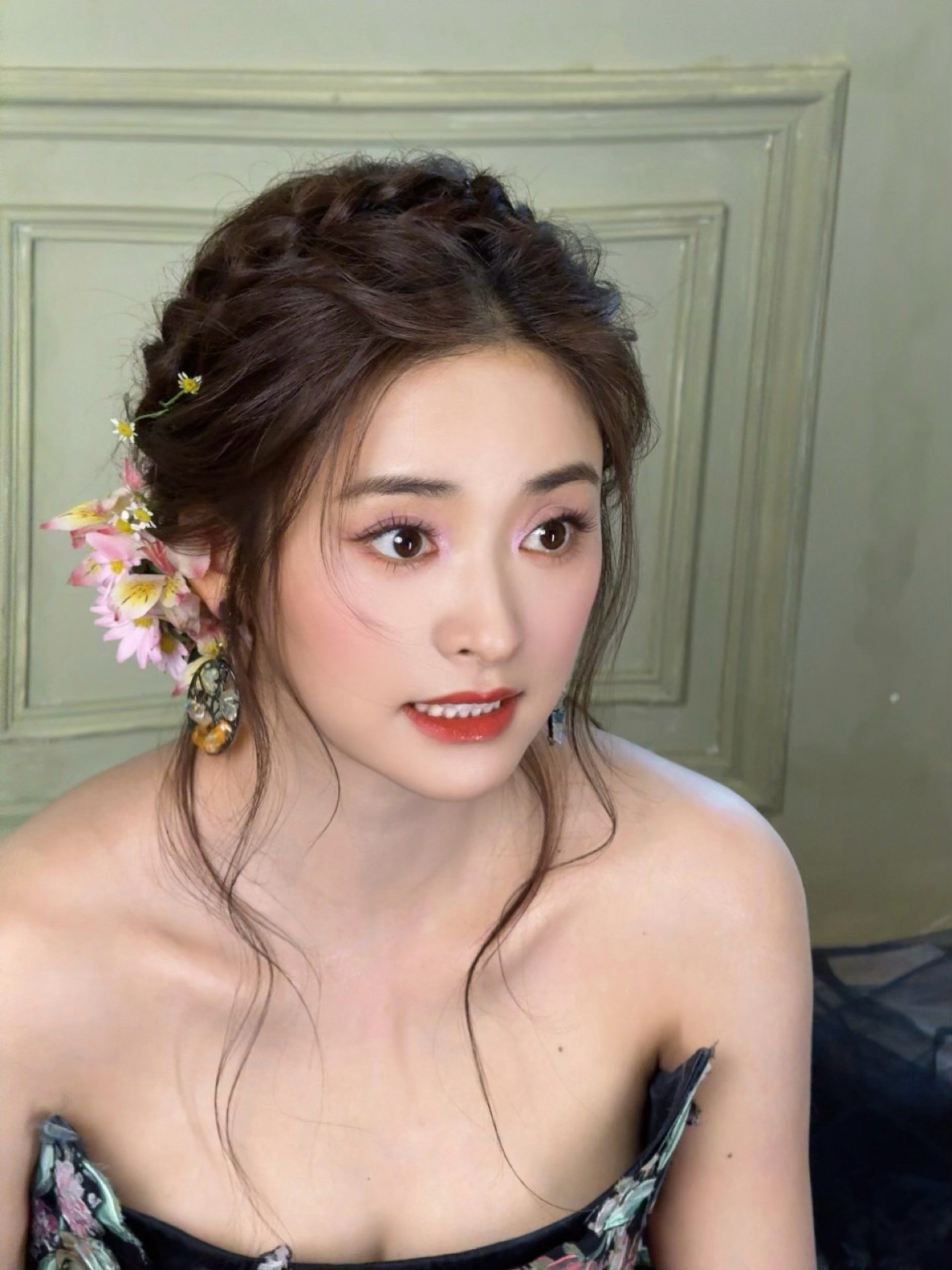 沈月长春电影节红毯第二十一届中国长春电影节金框繁花，回眸尽是复古韵味于古典油画
