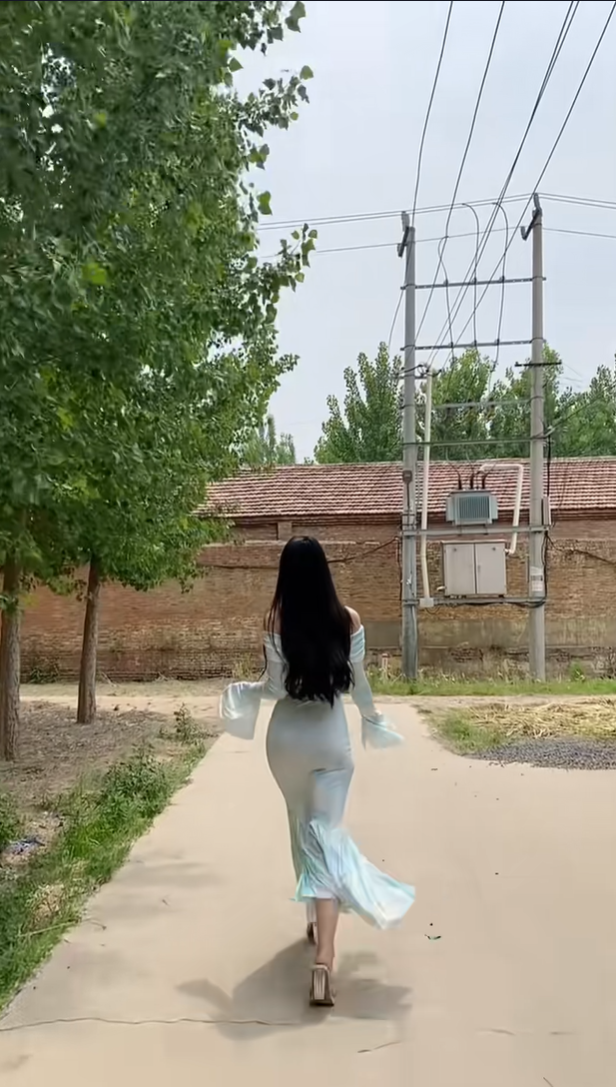 光看背影，在村里属于什么段位？