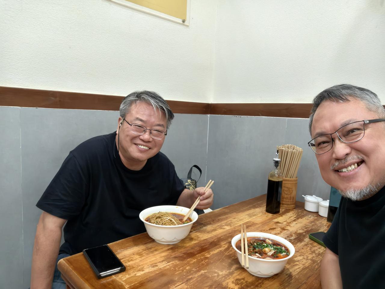 昨晚深夜贵阳，兄弟俩吃肠旺粉。​这家粉店据说在贵阳很有名。我在边上的酒店住过，