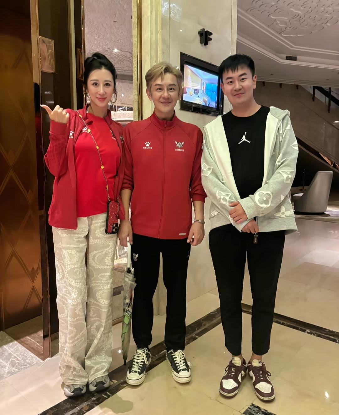 56岁陈浩民和老婆蒋丽莎入住一家豪华酒店，他这次露面状态非常差，整个人瘦到脱相，
