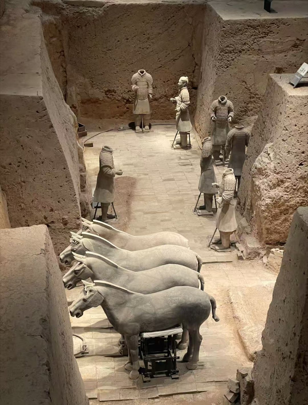 AI唤醒千年秦俑彩衣兵马俑的震撼还是用课本装不下的，之前我们只是通过史书又或者