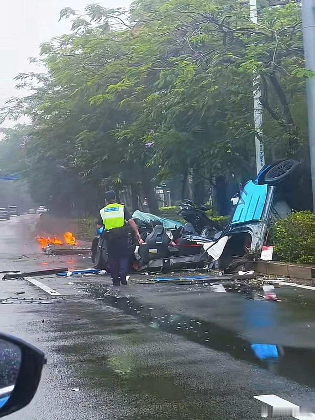 极氪001是真的硬！拦腰撞断车身…还好，车主看起来没啥大碍，车和人都够「硬」，极