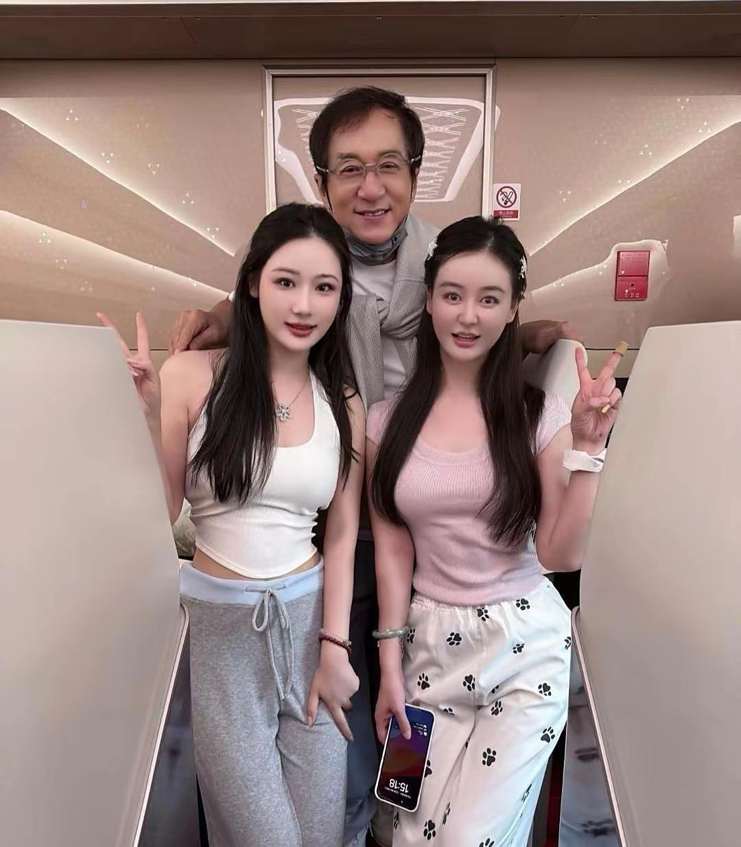 发现一个问题，成龙特别喜欢和美人合影，而且笑起来特别自然，成龙的演技在娱乐圈中是