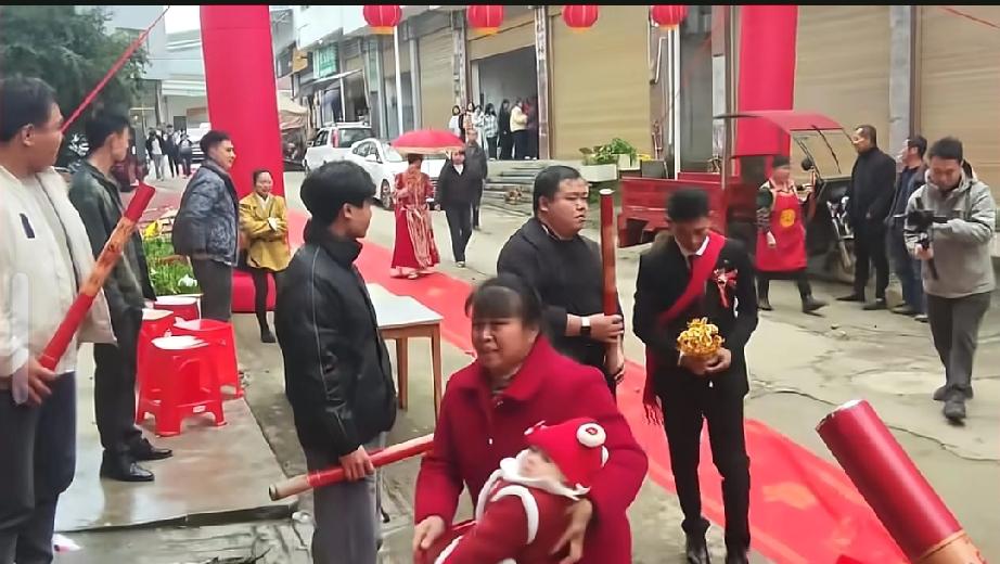 未婚先孕的都来看看，婆家在婚礼上演都不演了，全程围着生出来的孩子去了，新娘没人管