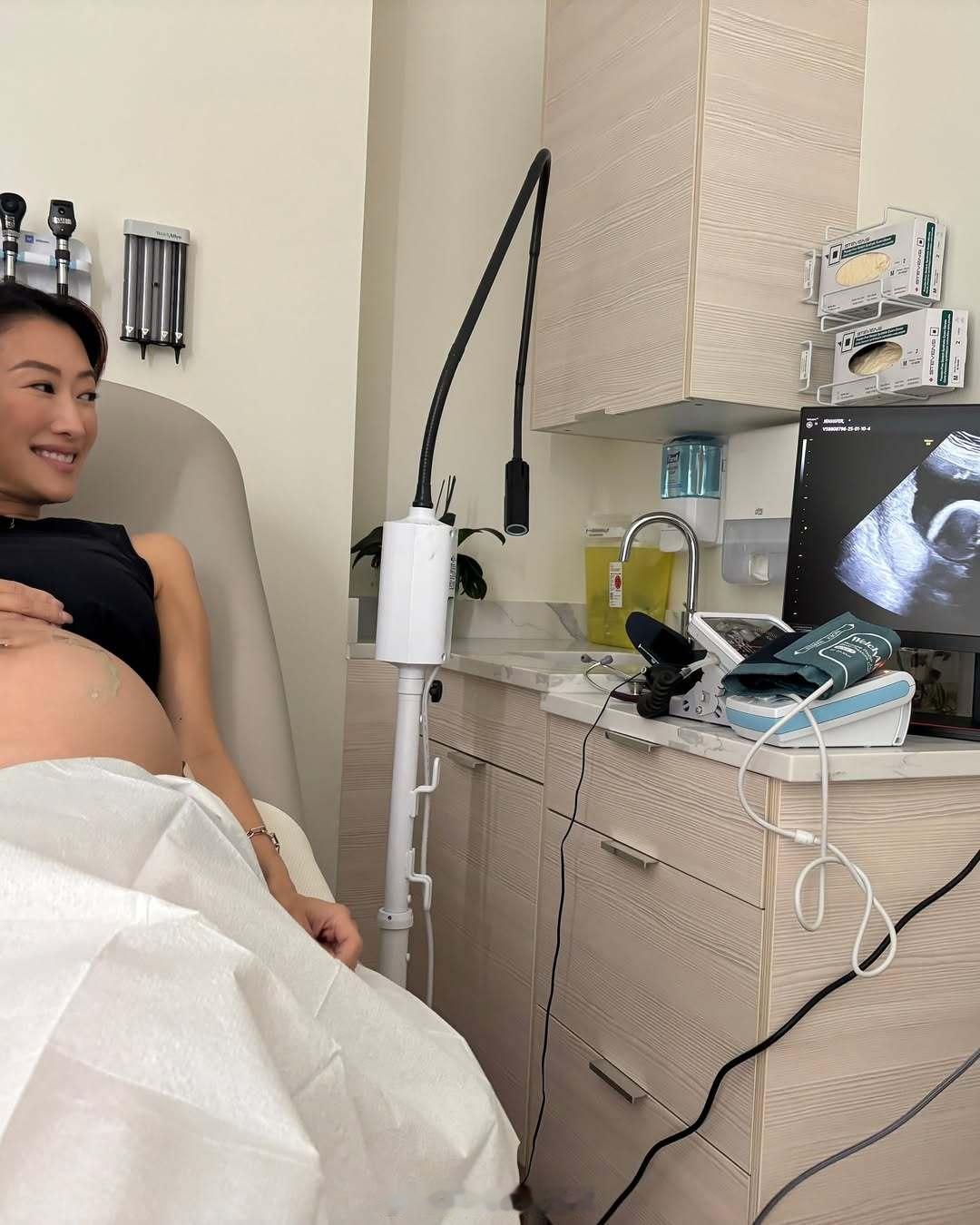 谢婷婷二胎谢婷婷怀二胎外籍男友陪谢婷婷产检，二胎看起来快要生了​​​