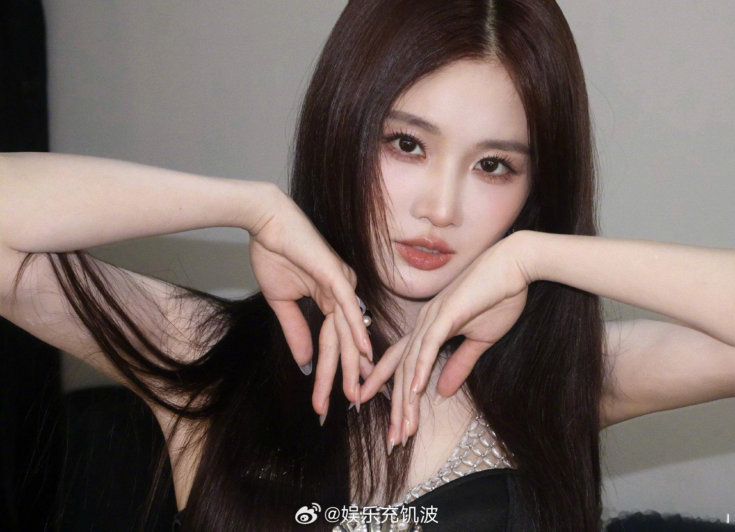 张慧雯长得挺乖就是有点抽象闺蜜当明星就张慧雯这样乘风2026试装名场面，张慧雯用