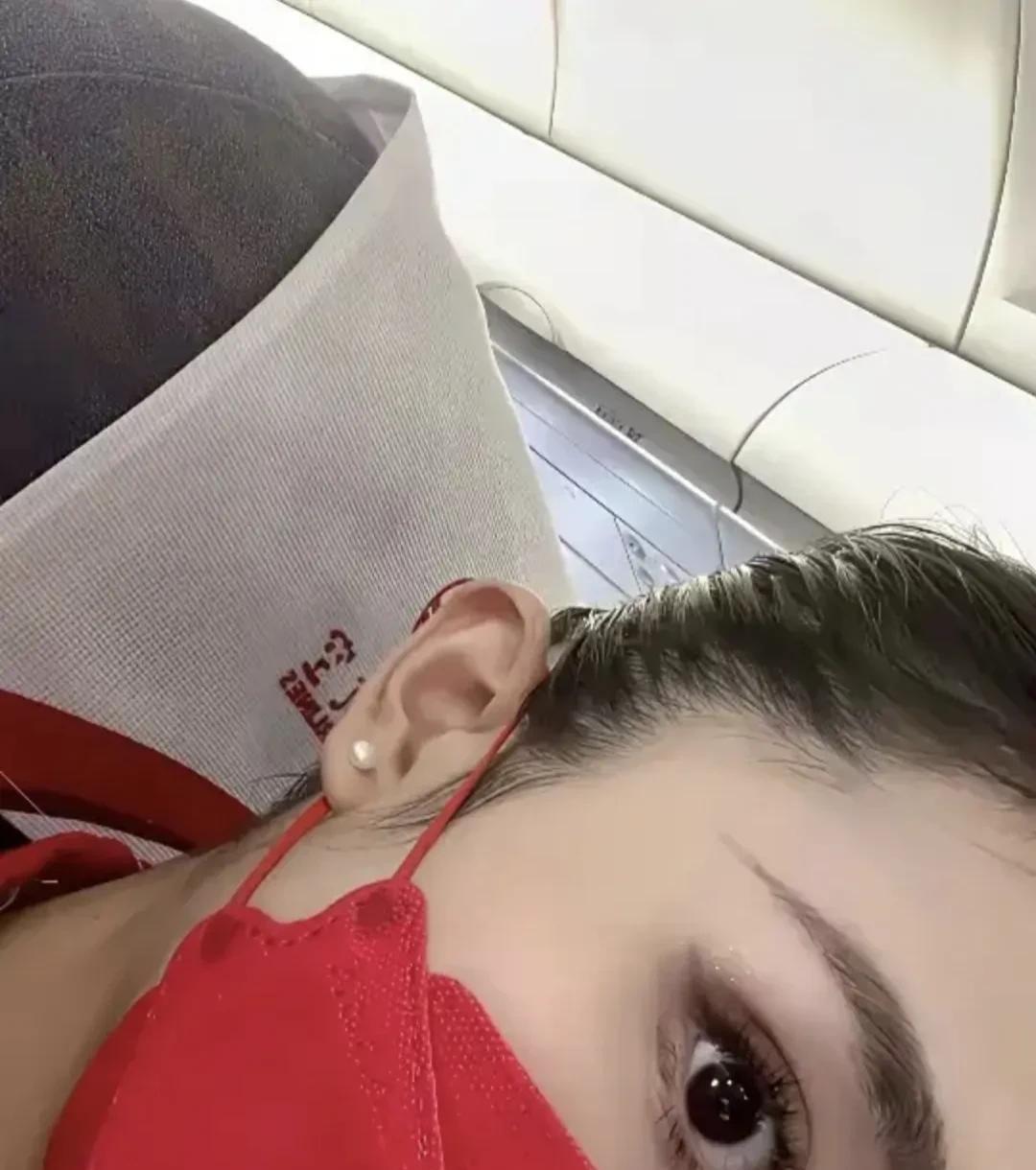 来自一位空姐的自拍[doge]