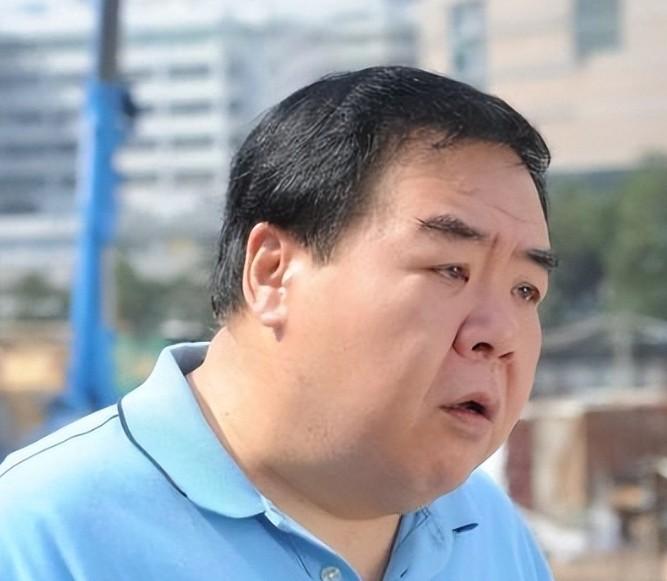 1993年，郑则仕公司破产欠下8000万外债，走投无路时给好友周润发电话：“发哥
