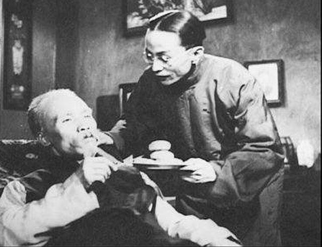 1944年，“大汉奸”郭绍绪邀请日军高官在家中吃饭。喝的正酣时，伙计喊了一声：“